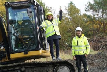 Grethe Aasved og Lars Gunnar Årsund fra Aune maskin jubler over at byggingen er i gang